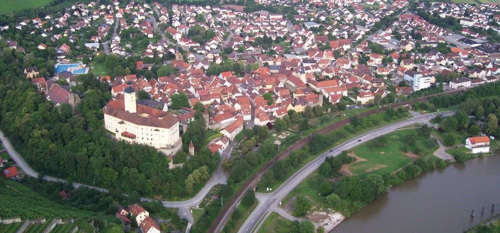 Es ist der Ausblick über Gundelsheim zu sehen. Gundelsheim