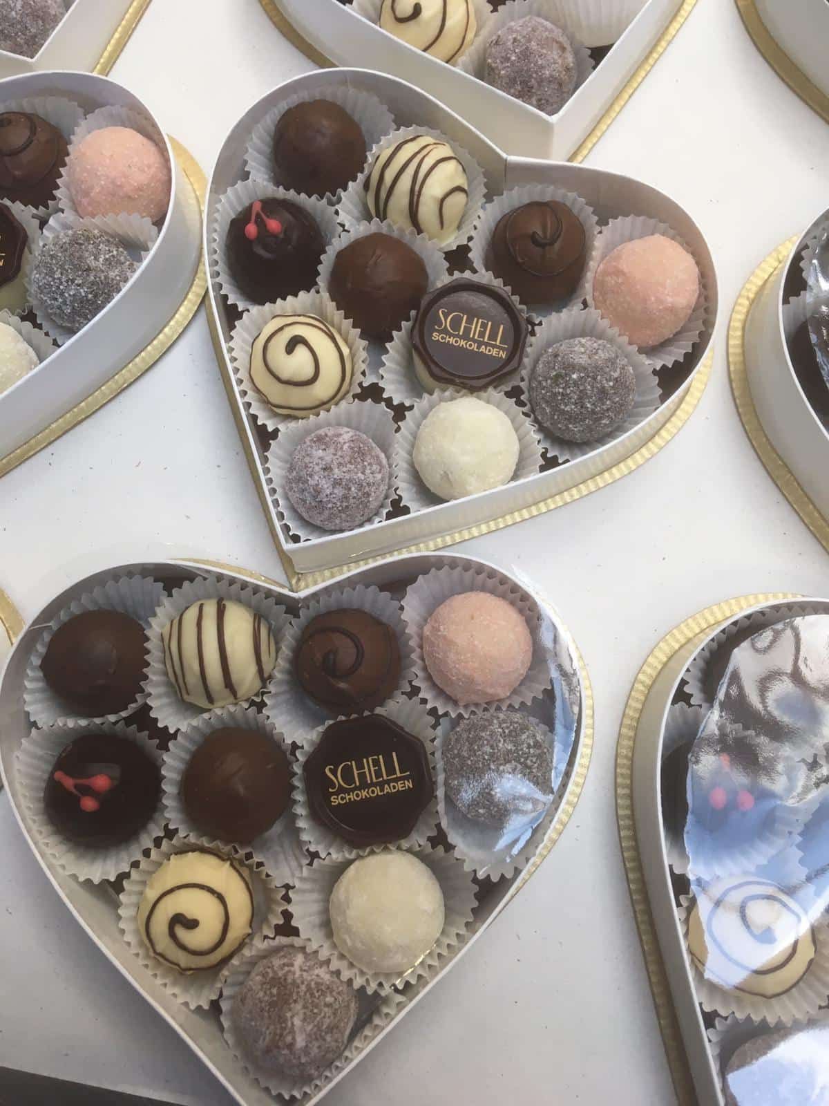 Pralinenmischung von Schell Schokoladen zum Muttertag, oder Valentinstag in einer Herzschachtel.