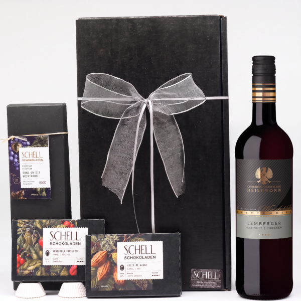 Geschenkpaket von Schell Schokoladen mit einer Flasche Lemberger Kabinett der Genossenschaftskellerei Heilbronn, zwei Tafeln Schokolade und einer Schachtel Weinpralinen