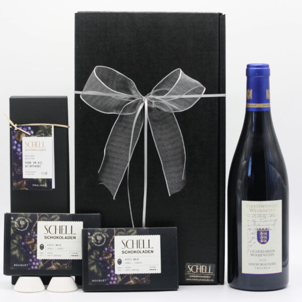 Geschenkpaket mit einer Flasche Spätburgunder Wein, Pralinen und zwei Tafeln Vitis Noir Schokolade