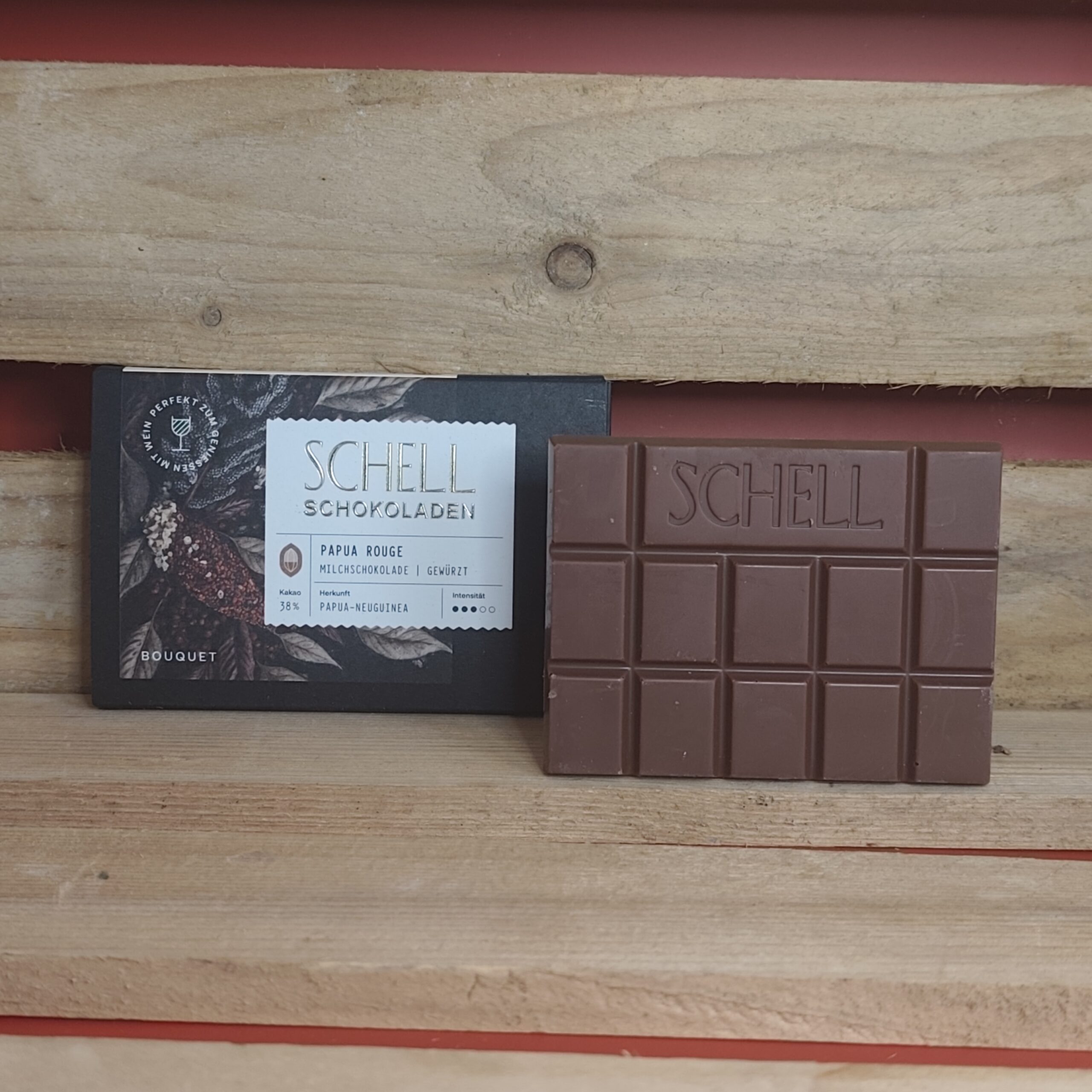 Schell Papua Rouge Milchschokolade mit 38% Kakaoanteil aus Papua-Neuguinea.