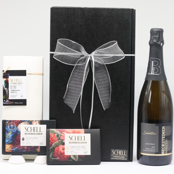 Geschenkpaket mit Pinot Blanc extra brut und zwei Tafeln Schokolade und Champagner-Pralinen von Schell Schokoladen