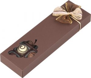 14er Schachtel braun von Schell Schokoladen hat eine Auswahl feinster Pralinen und Trüffel aus dem Sortiment rund um den Wein. Die Verpackung ist in einem braun mit einer braun-cremefarbigen Schleife und einem kleinem Fenster in Traubenform durch das man ein paar Pralinen sehen kann