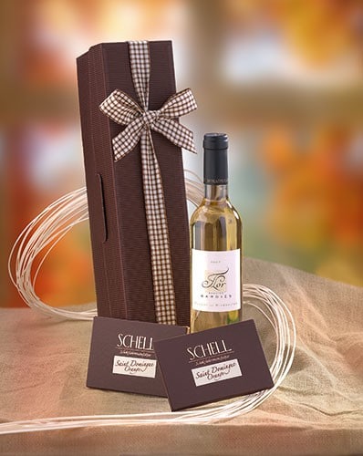 Dessert-Set enthält zwei Tafeln Saint Domingue Orange in einer braunen Verpackung. Zudem einen Wein.