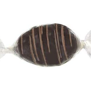 Das Nougat Pralinenei von Schell Schokoladen ist eingewickelt in Cellophan wie ein Bonbon