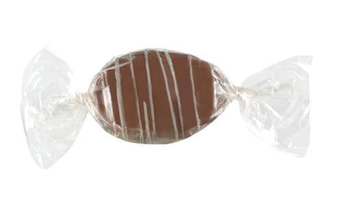 Das Amaretto Pralinenei von Schell Schokoladen ist in Cellophan eingewickelt wie ein Bonbon