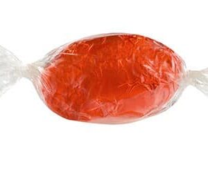 Das Grand Manier Pralinenei von Schell Schokoladen ist in eine orangene Alu-Verpackung und Cellophan verpackt wie ein Bonbon