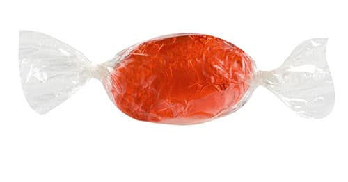 Das Grand Manier Pralinenei von Schell Schokoladen ist in eine orangene Alu-Verpackung und Cellophan verpackt wie ein Bonbon
