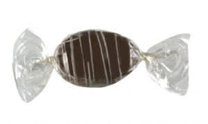 5 Amaretto Pralineneier von Schell Schokoladen ist in Cellophan eingewickelt wie ein Bonbon