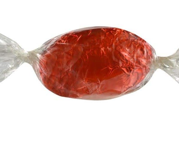 5 Grand Manier Pralineneier von Schell Schokoladen ist in eine orangene Alu-Verpackung und Cellophan verpackt wie ein Bonbon