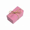 2er Schatulle "Rosenzauber" von Schell Schokoladen hat eine pinke Verpackung mit einer pinken Schleife an einem Strohband.