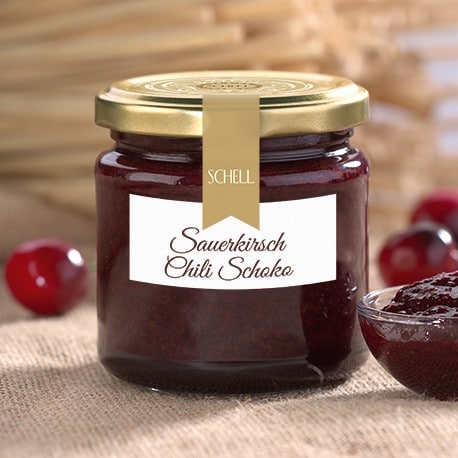 Die Sauerkirsch-Chili-Schoko-Konfitüre wird mit edelherber Lagenschokolade aus Venezuela und feinstem Espelette Chili hergestellt