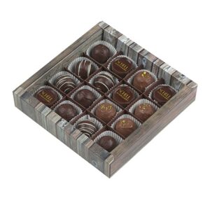 16er Schachtel "Essigschleckerle" von Schell Schokoladen ist mit 16 Essigpralinen (Riesling Schleckerle, Lemberger Schleckerle, Balsam Schleckerle, Müller-Thurgau Schleckerle) gefüllt in einer Schachtel die aussieht wie Holz.