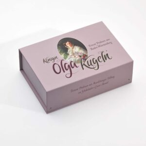 Die geschlossene Verpackung der Königin Olga Kugeln ist bedruckt mit einem Bild der verehrten Königin Olga. Zudem steht der Inhalt der Praline und die Herkunft auf der Packung.