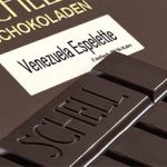 Schell Schokoladentafel edelherb mit 70 % Kakaoanteil. Kakao aus Venezuela mit Espelettechili verfeinert.