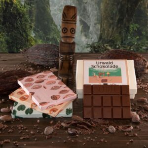 Das Urwaldschokolade Set von Schell Schokoladen beinhaltet drei Schokoladen, Borneo Edelherb mit 71% Kakaoanteil, die Kakaobohnen werden fermentiert und bietet ein absolutes Genusserlebnis. Indonesian Islands Edelherb mit 75% Kakaoanteil stammt von verschiedenen Insel Indonesiens und bietet ein besonderes Erlebnis. Borneo Vollmilch mit 49% Kakaoanteil kommt von der Indonesischen Insel Borneo und bietet einen anhaltenden Schooladen-Genuss von Schell Schokoladen. Die Verpackung ist eine Schatulle aus Karton.