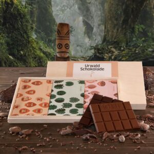 Das Urwaldschokolade Set von Schell Schokoladen beinhaltet drei Schokoladen, Borneo Edelherb mit 71% Kakaoanteil, die Kakaobohnen werden fermentiert und bietet ein absolutes Genusserlebnis. Indonesian Islands Edelherb mit 75% Kakaoanteil stammt von verschiedenen Insel Indonesiens und bietet ein besonderes Erlebnis. Borneo Vollmilch mit 49% Kakaoanteil kommt von der Indonesischen Insel Borneo und bietet einen anhaltenden Schooladen-Genuss von Schell Schokoladen. Die Verpackung ist eine Holzkiste aus Sengonholz aus Borneo. Mit dem Kauf der Schokolade unterstützen Sie das Agrarprojekt der NGO Fairventures auf Borneo welches die Aufforstung des Regenwalds und bedürftige Familien unterstützt.