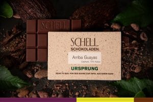 Es ist die Arriba Guayas Schokolade zu sehen über der Schokolade ist die beige Verpackung wo der Name und unser Logo abgebildet ist.