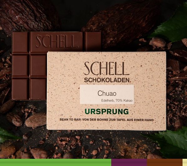 Es ist die Chuao Schokolade zu sehen über der Schokolade ist die beige Verpackung wo der Name und unser Logo abgebildet ist.