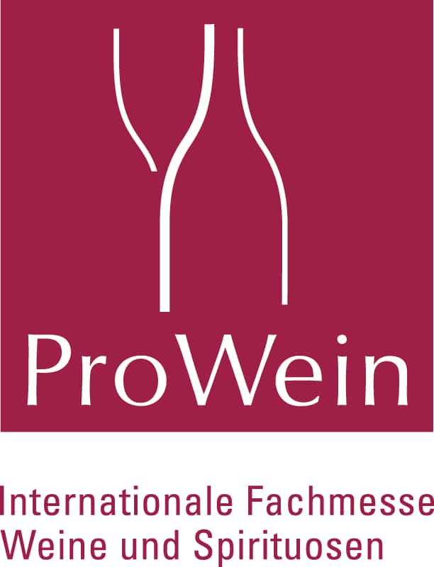 Es ist eine Karte von der ProWein Messe zu sehen die Karte hat die Farbe oink und in weiß ist noch eine Wein Flasche abgebildet und die Aufschrift ProWein.