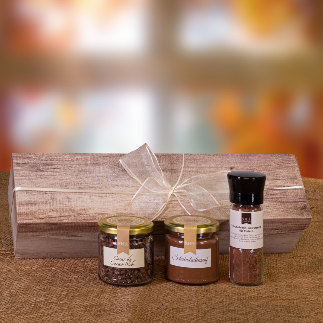 Geschenkpaket Schokokochbox Mini enthält Coeur de Cacao Nibs im Glas, sowie Schokoladensenf im Glas und Schokoladensalz für Fleisch.