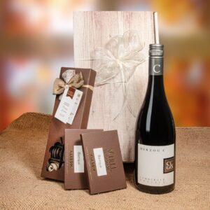 Geschenkpaket „Barrique“ mit Pralinen enthält jeweils zwei Tafeln Barrique Schokolade in einer braunen Verpackung. Zudem gibt es einen Lemberger Wein und eine 14er Schachtel mit der Kreation "Rund um den Wein" in einer braunen Verpackung mit einer braunen und weißen Schleife.