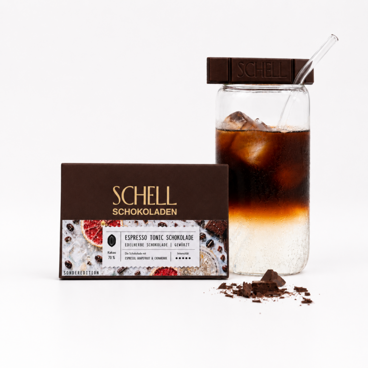 Tafel Espresso Tonic Schokolade mit einem Espresso Tonic Becher nebendran.