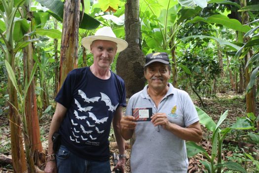 Eberhard Schell mit Kakaobauer von Schell Schokolade im Mischwald